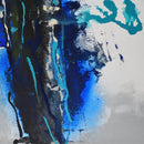 Detalle de la pieza con manchas azules y negras, fondo gris perla.