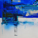 Fondo de color azul con veladuras y matices azul cerúleo, con énfasis de color blanco. 