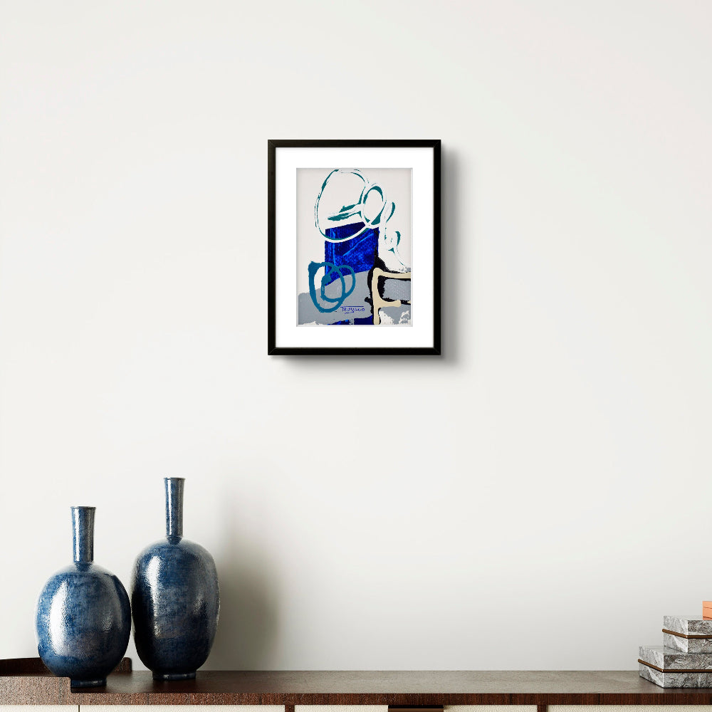 Obra montada sobre estantería con jarrones azules.